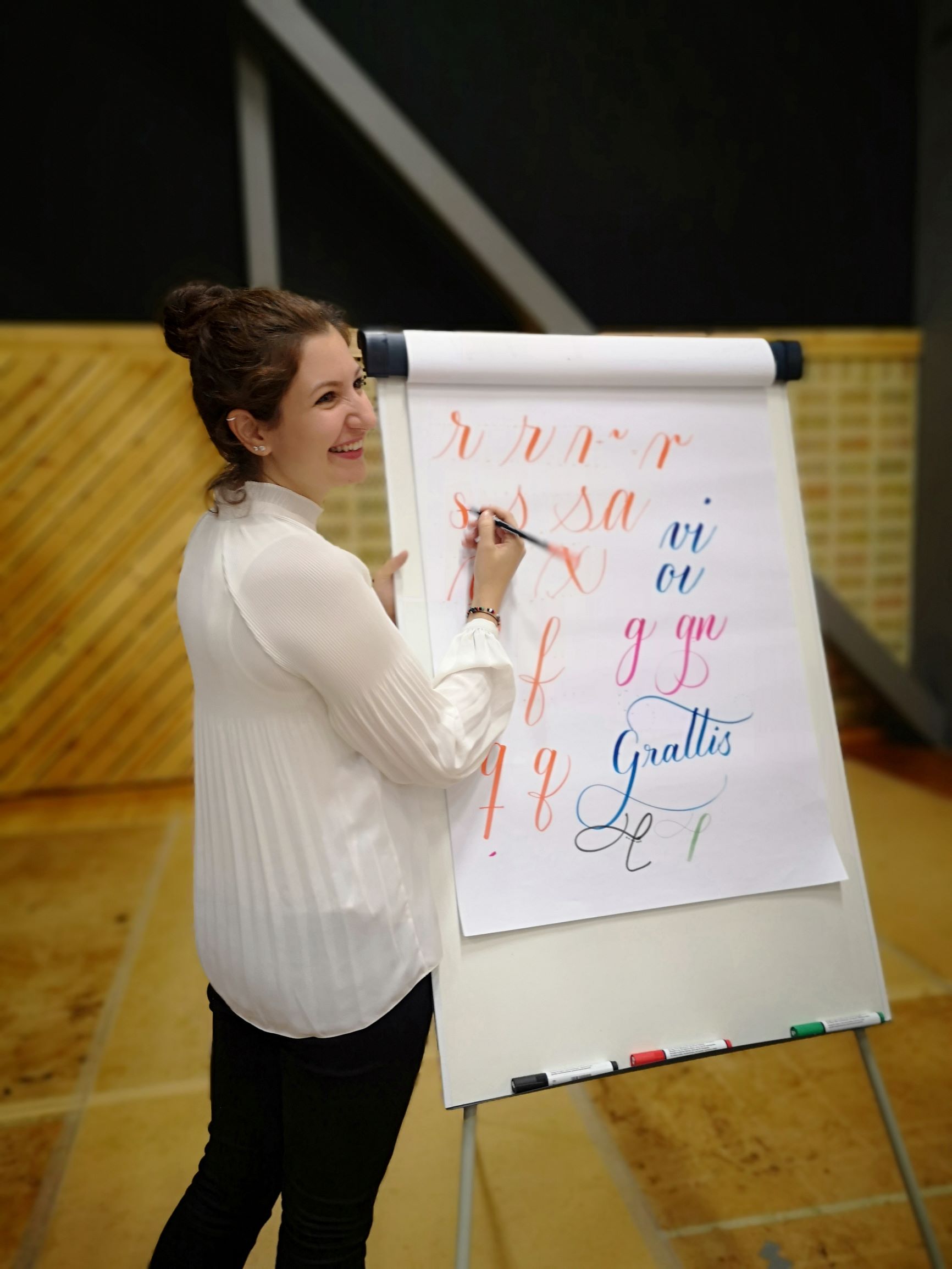 Showcasing brush lettering witha brush pen Calligrapher and lettering artist Rim Jawad teaching a brush lettering workshop Sweden